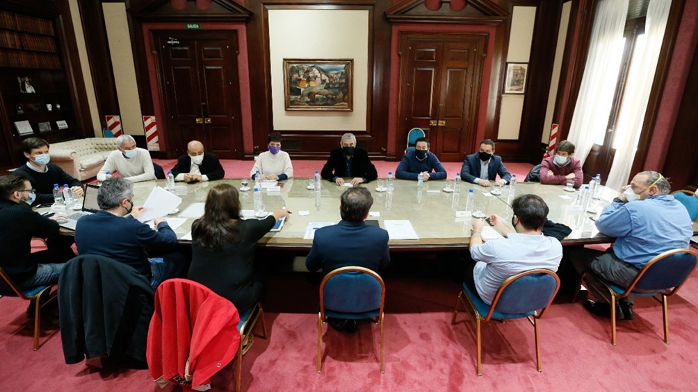 Axel Kicillof encabezó una reunión con intendentes en cuyos distritos se registran tomas de tierras. Axel Kicillof encabezó una reunión con intendentes en cuyos distritos se registran tomas de tierras.
